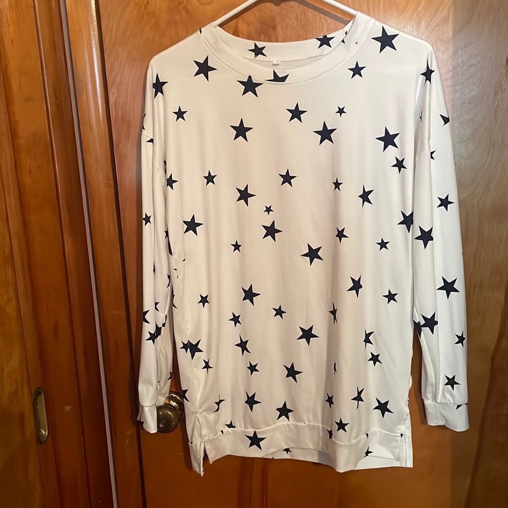 Women’s size medium. Loose fitting long sleeve top